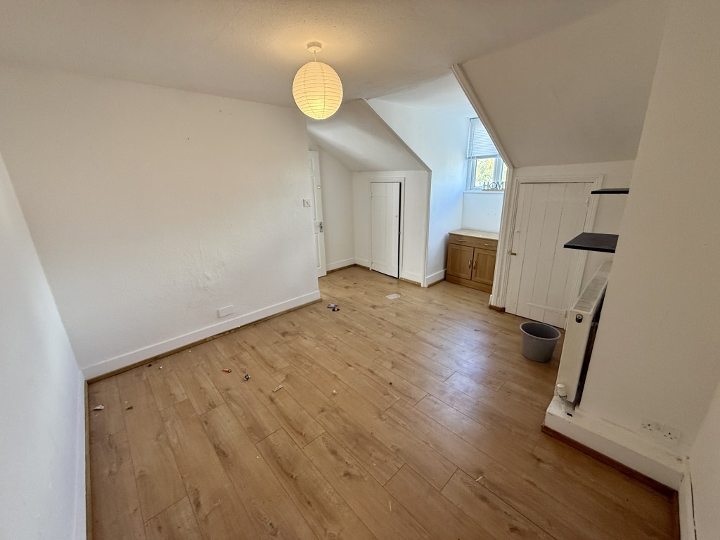 Lot: 171 - VACANT MIXED-USE PROPERTY IN TOWN CENTRE - Third floor - Bedroom five